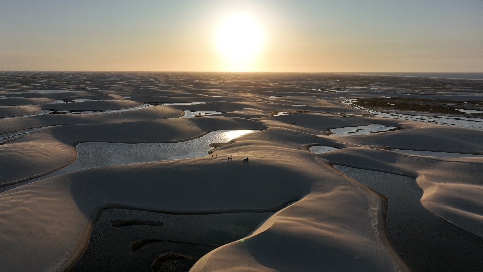 Vista aérea das dunas e lagoas dos Lençóis Maranhenses ao pôr do sol