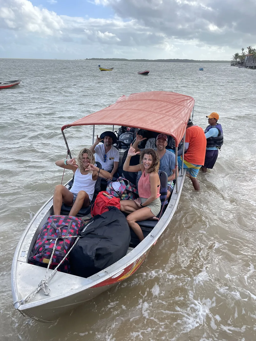 Turma chegando a Atins de voadeira, com as malas, acenando